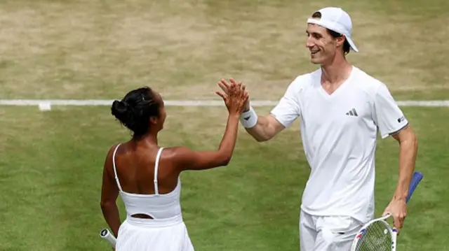 Leyla Fernadez and Joe Salisbury high five after win