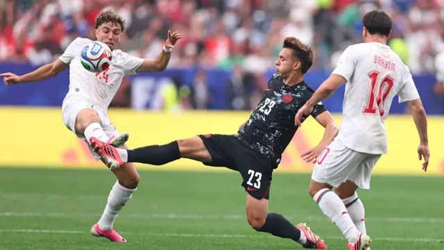 Niko Sigur under pressure from Neil El Aynaoui and Brahim Diaz of Morocco