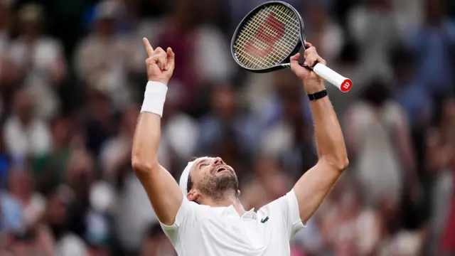 Grigor Dimitrov points to the sky
