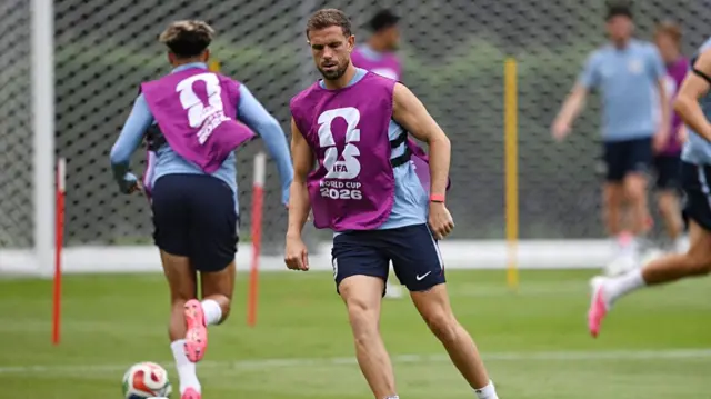 England's midfielder #14 Jordan Henderson takes part in a training session at the Pumas training grounds in Mexico City on July 4, 2026, on the eve of the 2026 World Cup round of 16 football match between Mexico and England