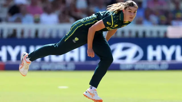 Annabel Sutherland bowls