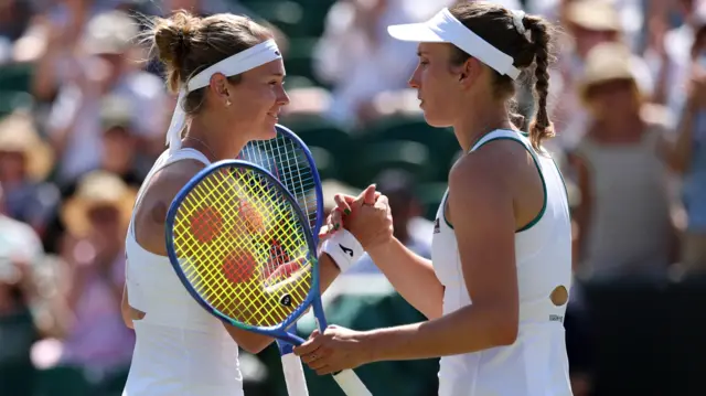 Elise Mertens shakes hands with Marie Bouzkova