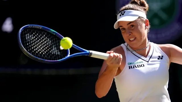 Linda Noskova hits a forehand
