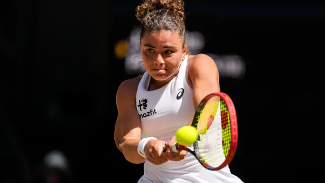 Jasmine Paolini hits a backhand