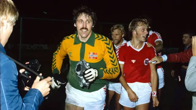 Norwegian goalkeeper Tore Antonsen and his happy colleagues leave the pitch after Norway's famous victory
