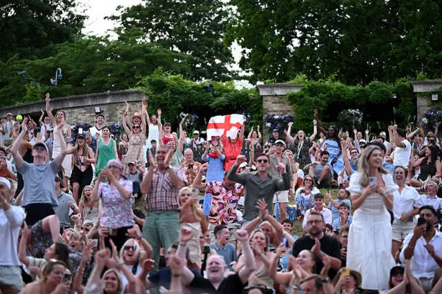 Henman Hill fans