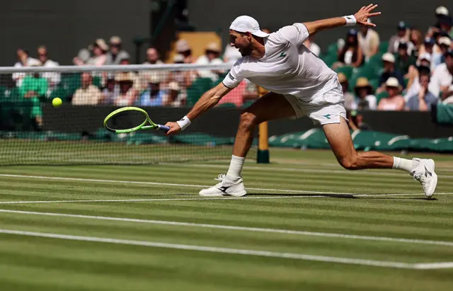 an-Lennard Struff returns the ball