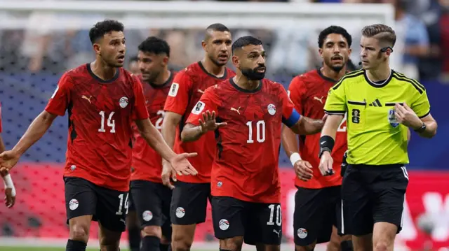 Mohamed Salah and team-mates of Egypt complain to Referee Francois Letexier during the FIFA World Cup 2026 Round of 16 match between Argentina and Egypt at Atlanta Stadium on July 7, 2026 in Atlanta, United States