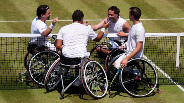 Alfie Hewett shake hands with their opponents
