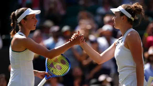 Linda Noskova shakes hands with Elise Mertens