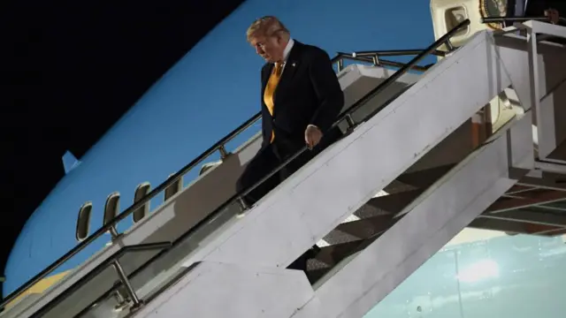 Donald Trump deplanes from the older Air Force One in the UK