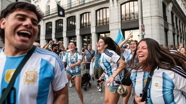 Argentines living in Madrid celebrating Argentina's 32 victory over Egypt during a football match of the FIFA World Cup 26, securing Argentina's place in the quarter-finals of the tournament