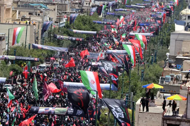 Turmat mbushin rrugët e Mashhadit për ditën e fundit të funeralit të Liderit Suprem Khamenei