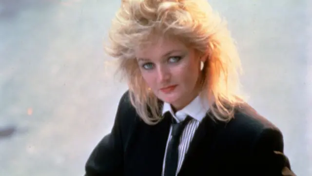 Welsh singer Bonnie Tyler wearing a suit jacket and tie, circa 1985.