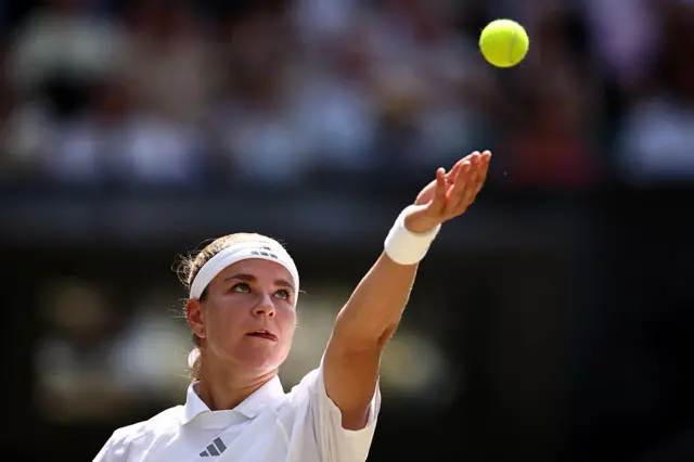 Karolina Muchova tosses the ball