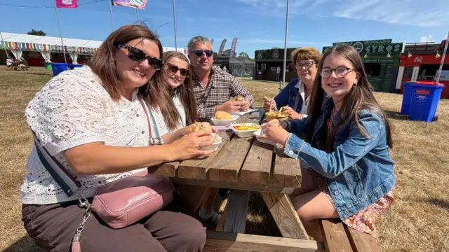 Ffion, Leah, Michael, Menna a Mared o Tudraeth a Chwm Gwaun