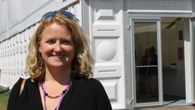 Elen Elis yw Cyfarwyddwr Artistig y Brifwyl