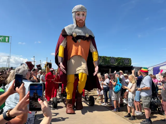Rhaid cael llun o ymweliad yr Arglwydd Rhys