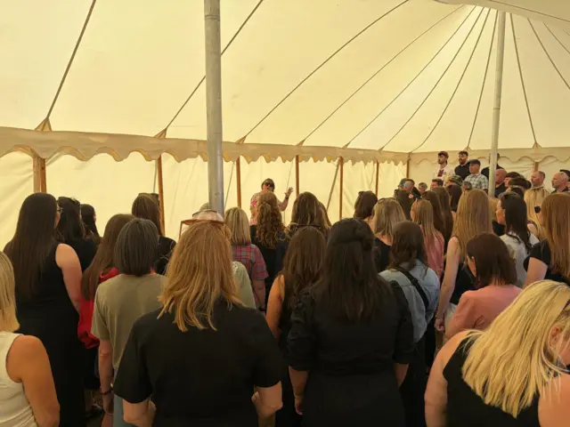 Côr Hafodwenog yn ymarfer cyn cystadlu