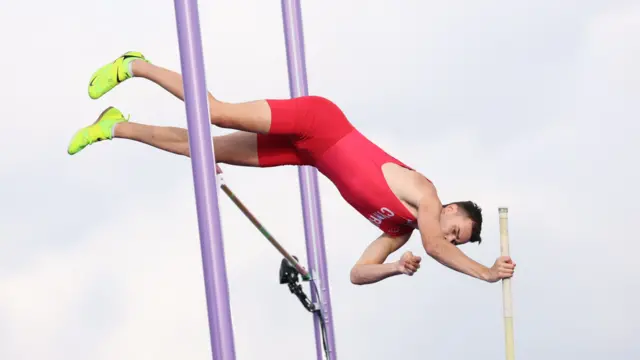 Tom Walley sucessfully clears 4.90m