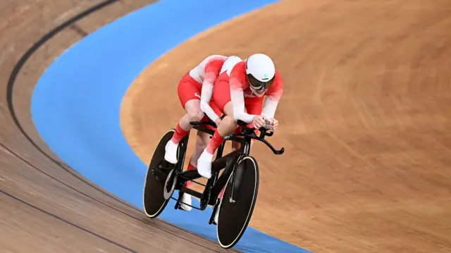 Sophie Unwin and Anna Whitworth-Hay racing for England