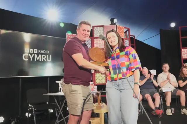 Enfys Hatcher yn derbyn Tlws Coffa Cledwyn Roberts