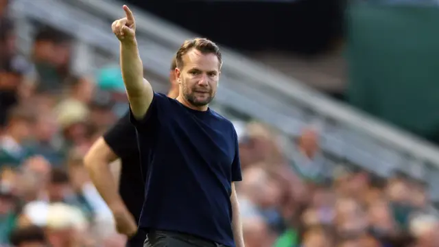 Tom Cleverley points forward