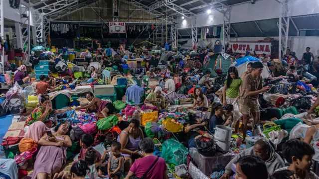 Flood refugees crowd a shelter in Manila Philippines