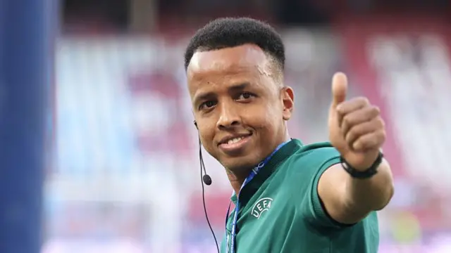 Referee Omar Abdulkadir Artan shows a thumbs up prior to the UEFA Super Cup 2026 match between Paris Saint-Germain and Aston Villa at Stadion Salzburg