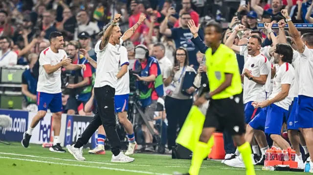 Coach Luis Enrique of Paris Saint-Germain celebrates after the Victory during the UEFA Super Cup 2026 match between Paris Saint-Germain and Aston Villa at Stadion Salzburg.