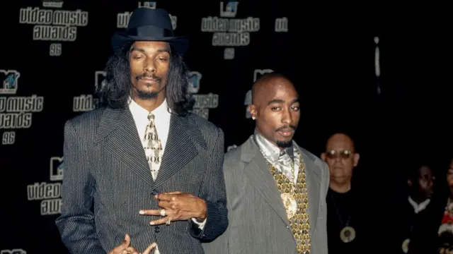 American rapper and actor Snoop Dogg (Calvin Cordozar Jr.) and American Rapper Tupac Shakur (2Pac) attend the 1996 MTV Video Music Awards on September 4, 1996 at Radio City Music Hall in New York City, New York.