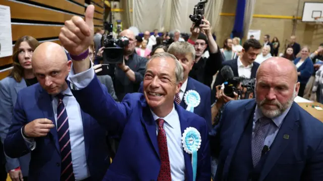 BRITAIN-POLITICS-VOTE-COUNT Reform UK leader Nigel Farage (C) celebrates after being elected to become MP for Clacton at the Clacton count centre in Clacton-on-Sea, eastern England, early on July 5, 2024.