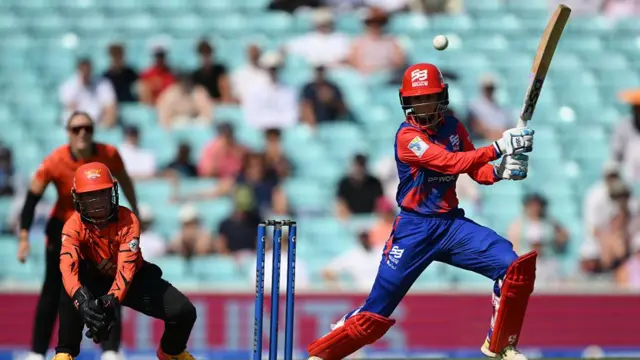Charli Knott bats