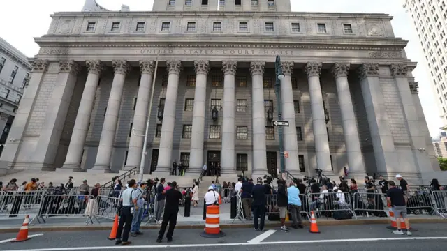 People arrive at federal court ahead of Luigi Mangione's hearing