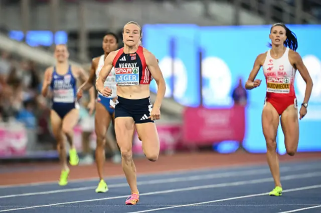 Norway's Henriette Jaeger (C) competes in the women's 400m final