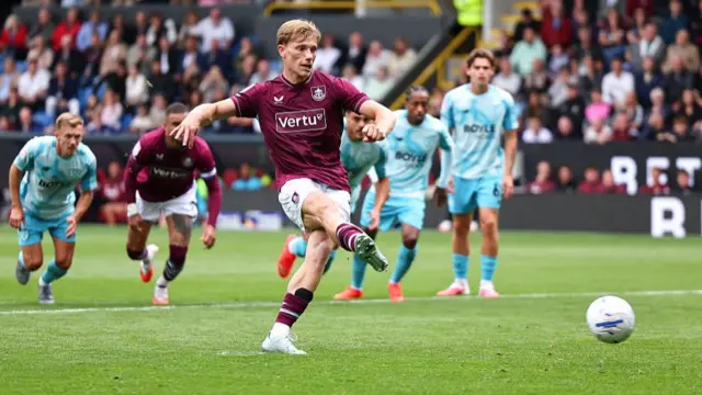 Zian Flemming strikes penalty