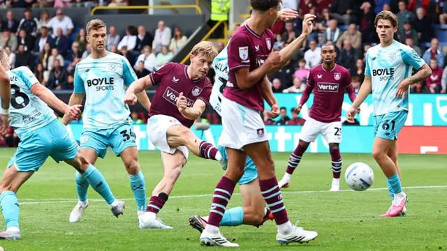 Zian Flemming (centre) strikes the ball to score in a crowded box