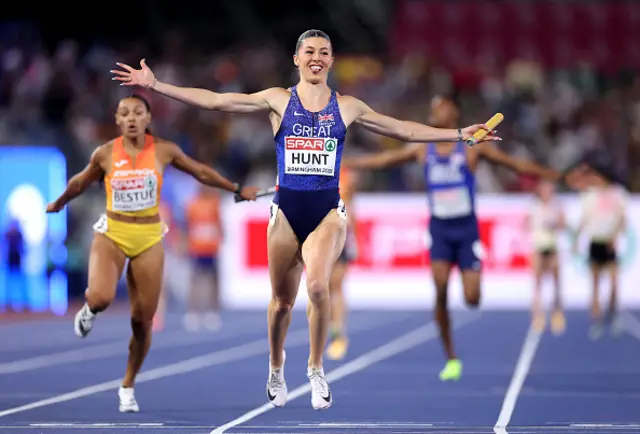 Amy Hunt competes