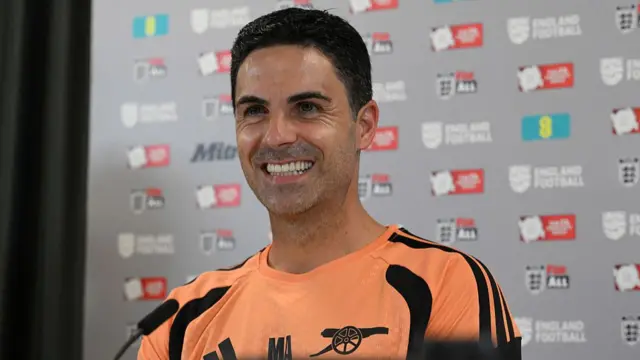 Mikel Arteta in a news conference