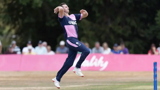 Toby Roland-Jones bowling