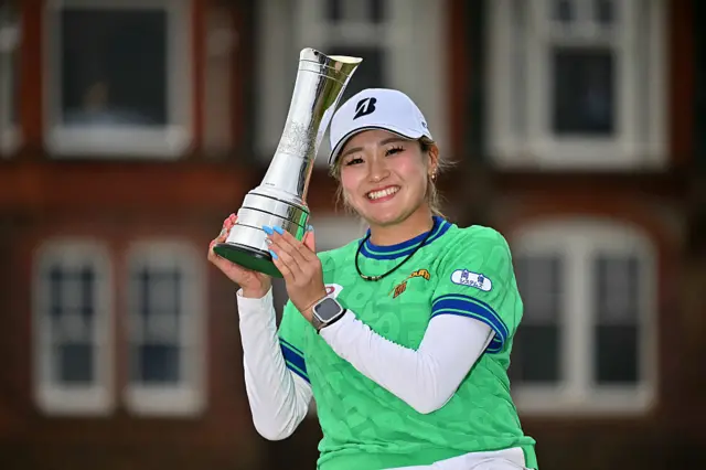 Shiho Kuwaki with the Open trophy