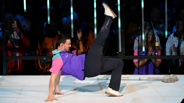 Mop dancer