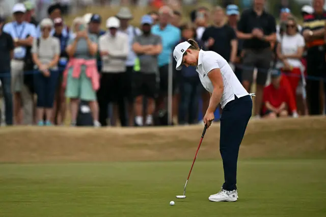 Lottie Woad putting