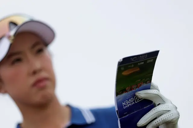 Yealimi Noh fills in her scorecard