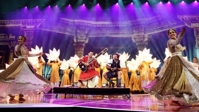 Rishab Rikhiram Sharma and Ross Ainslie perform during the 2026 Commonwealth Games closing ceremony at The Hydro