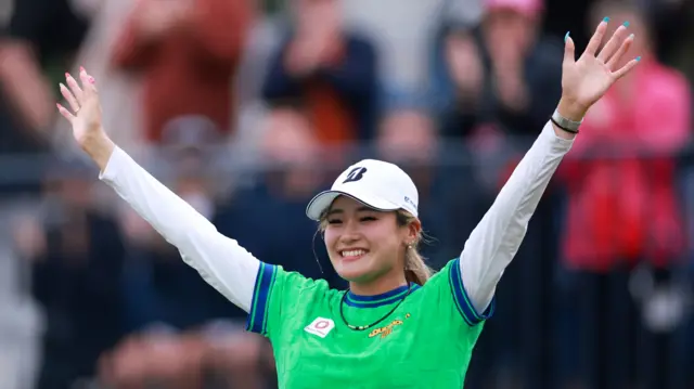 Shiho Kuwaki holds arms aloft