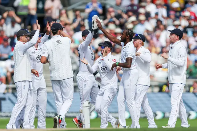 England celebrate a Jofra Archer wicket