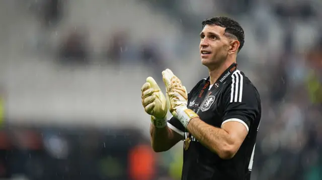 Emi Martinez celebrates Europa League