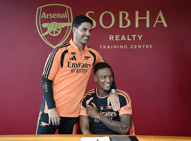 Mikel Arteta and Ezri Konsa