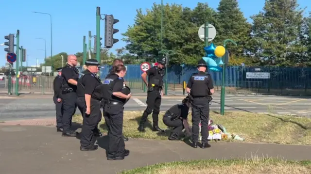 Police lay tributes